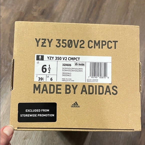 Adidas Yeezy boost 350 v2’s size 6 1/2 main image 5